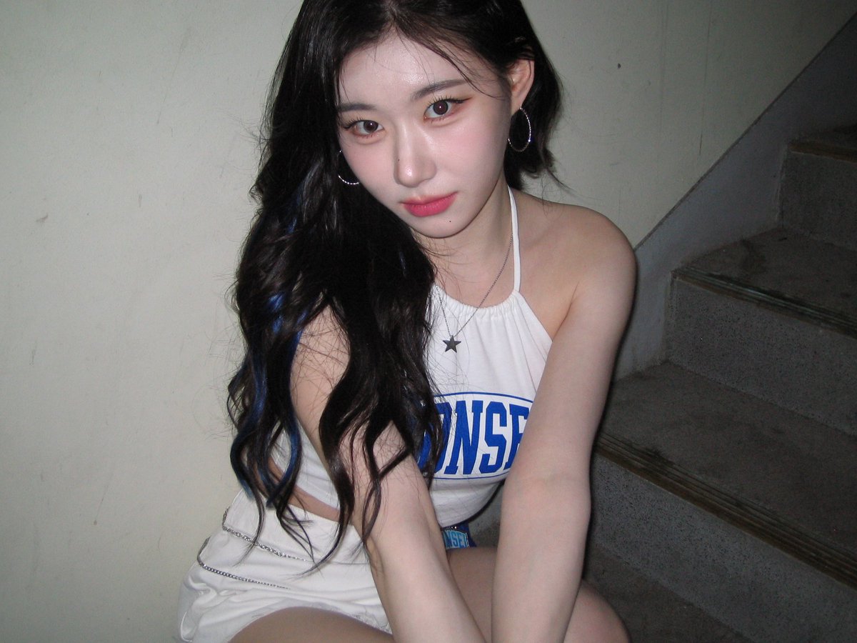 ITZYofficial's tweet photo. #CHAERYEONG #채령 in #AKARAKA 📸

#ITZY #MIDZY @ITZYofficial 
#연세대학교 #아카라카 #새파란
#아카라카를온누리에 https://t.co/f5yAaKsyBc