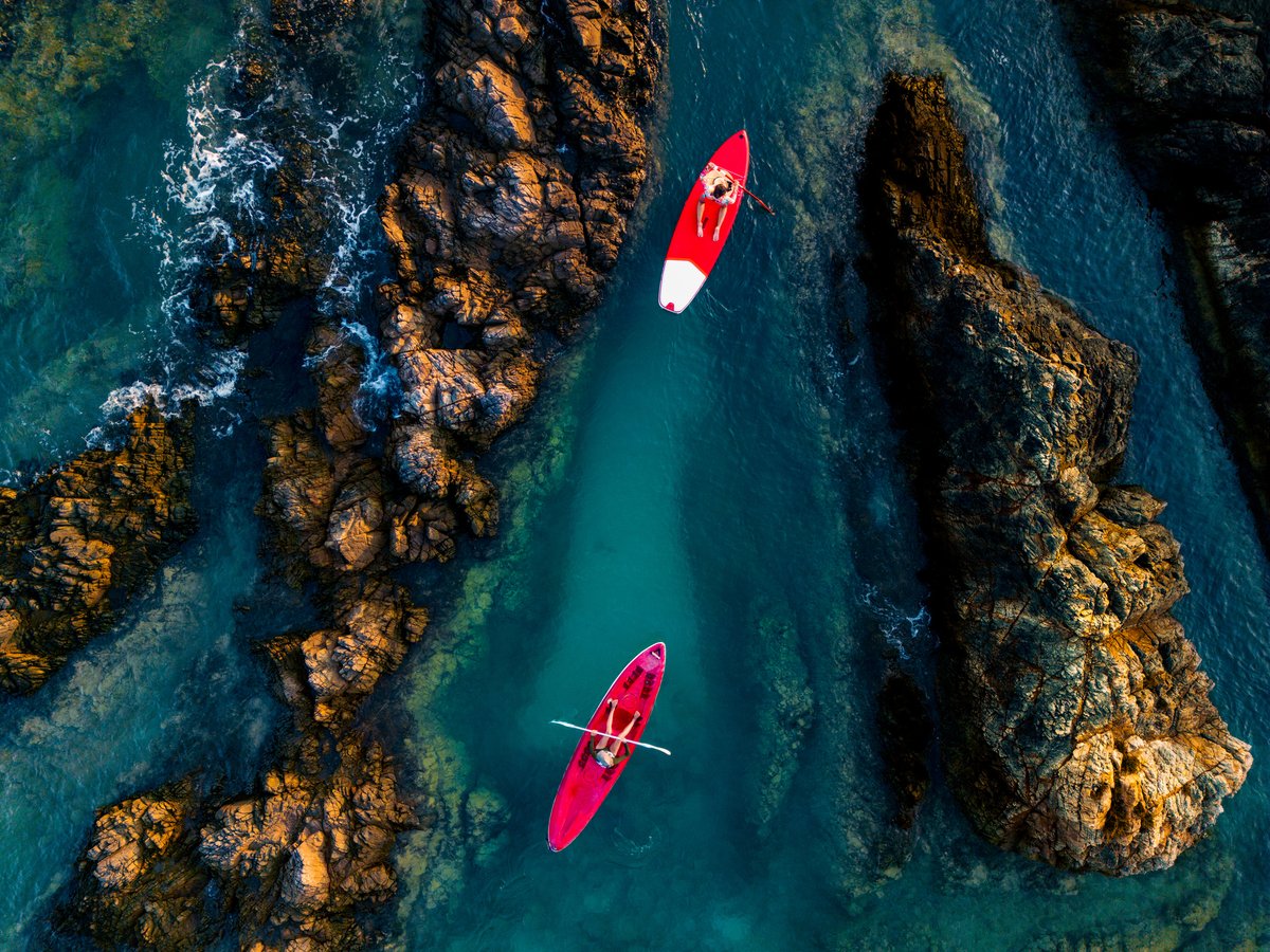 Mudar de atividade é fundamental 🔁 Encontre esportes que te ajudem a relaxar e se desconectar da agitação diária 🧘♂🏄♀  

#CompartilheSeuMundo 
#Descanso 
#BemEstar