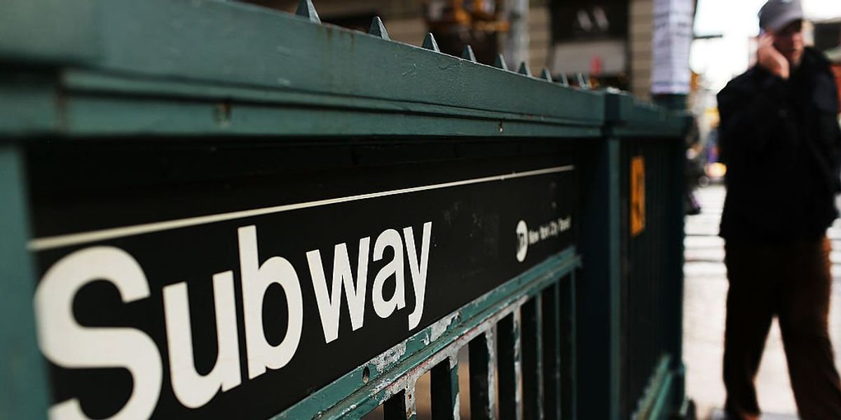NYC subway rider set on fire after a man poured flaming liquid on him dlvr.it/T7QFhR