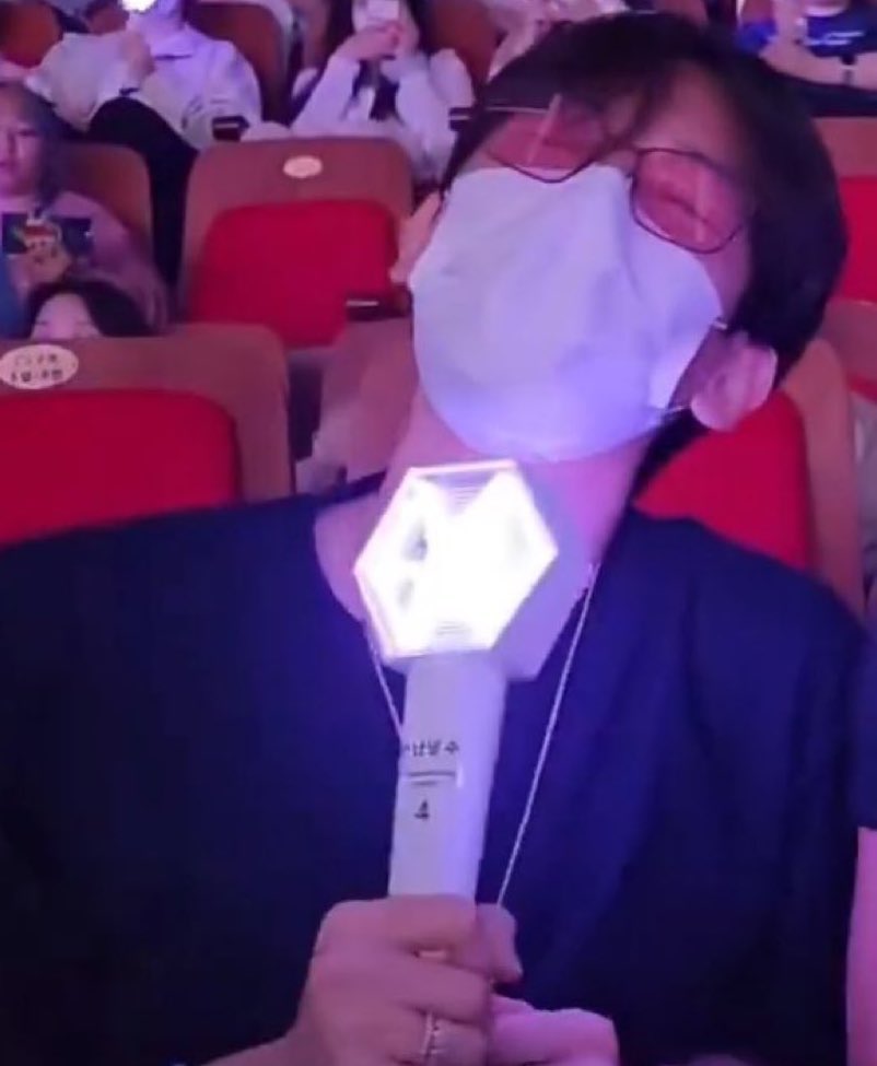 뭐라고 써있는겨.. 했는데 " 반 납 필 수 " 그와중에 등번호 스티커 붙어있는 거 왤케 웃기냐