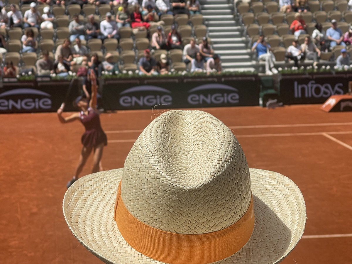 En direct de ⁦@rolandgarros⁩ avec l’association #MoulinDePontRu soutenue par la ⁦@FondationOrange pour son action en faveur des femmes et des jeunes. Une journée solidaire ensoleillée 🎾🎾🎾 ⁦@OrangeIDF⁩