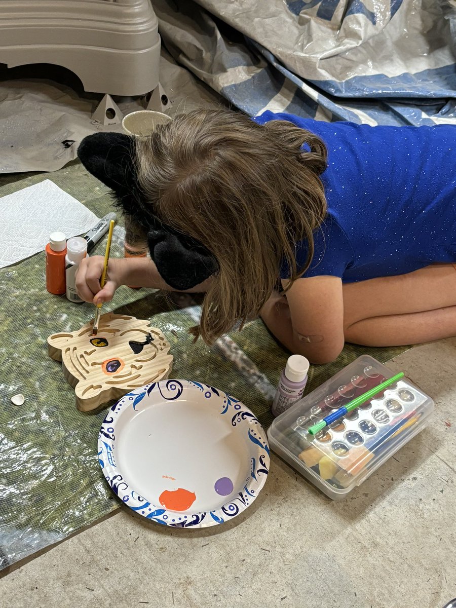 RossDaigle's tweet image. This is how you #involve your children in your #work. My little girl is helping me with a project that requires a little finesse with a paintbrush 🖌️ 
If you have #kids, get the in the mix!