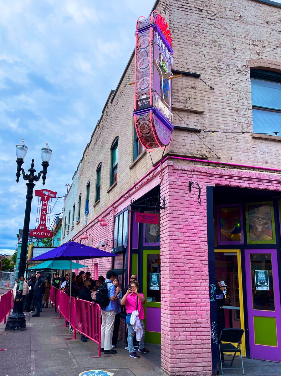 eatinglasvegas's tweet photo. Proof-positive that if you put enough shite on a doughnut (Pretzels , TANG,  NyQuil(?)), the world will beat a path to your purple-pink door.
#VoodooDoughnuts 
#PDX 
#includemeout
 🍩 https://t.co/X1lTZXyZ77