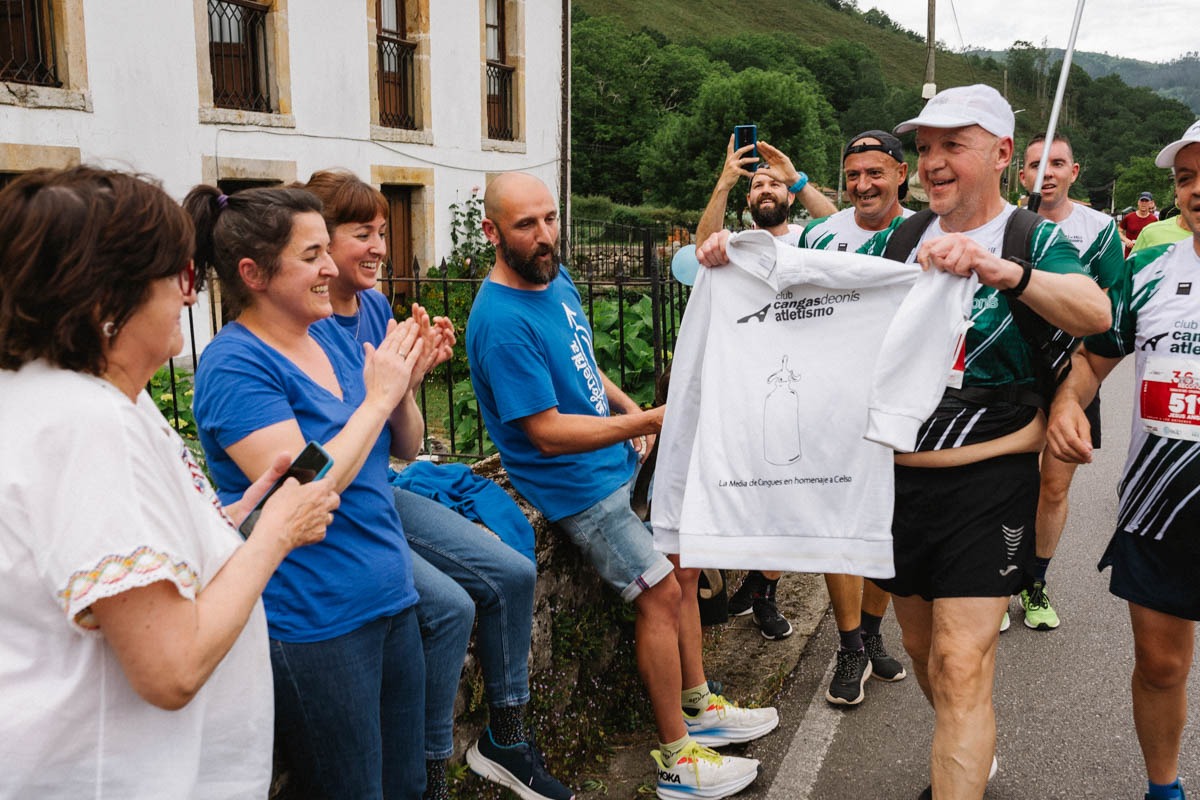 Otro de los momentos emocionantes de la joranda de ayer fue la entrega que realizó Javier Gorostidi, corredor del Club Cangas de Onís Atletismo y liebre de 2:00 h, de una camiseta en recuerdo a Celso, de La Sifonería, a su paso por El Bosque. ¡Gracias por todo!