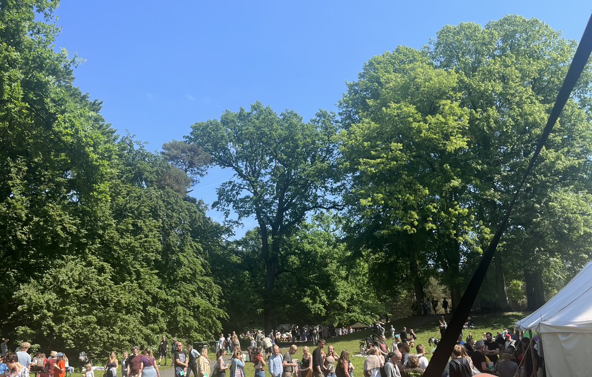 Banebrydende forskning og vigtig viden på #Bloom i Søndermarken. Her Peter og Susanne Ditlevsen, KU, om klimaforandringer, klimaøkonomi og tipping points. Det er ikke for sjov, men viden skaber nuancer, og uddannelse skaber fremtiden #forskning #uddpol