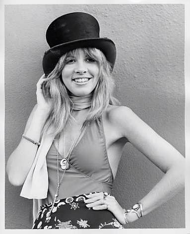 RockHistoryPics's tweet photo. Happy birthday to the legendary Stevie Nicks. She joined Fleetwood Mac in 1975. She has released eight studio solo albums and seven studio albums with Fleetwood Mac. HBD Queen!

#StevieNicks #FleetwoodMac #Queen https://t.co/iyWnhHnVGW