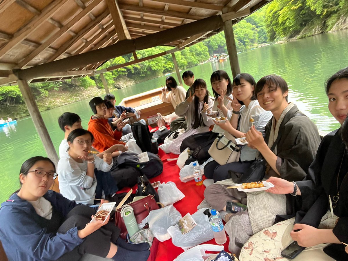 DOSHISHA_IAI's tweet photo. 【新歓観光】

先日新入部員も含めて新歓観光に行ってきました！
毎年恒例の嵐山での食べ歩きや屋形船
モンキーパークや竹林などにもいくことができます🐒
観光の後は夜ご飯で談笑
新入生のみんなが楽しんでくれたようで、中の人も嬉しいです🦕
居合道部では稽古以外のイベントも多くあります！ https://t.co/HQdu2BtXdT