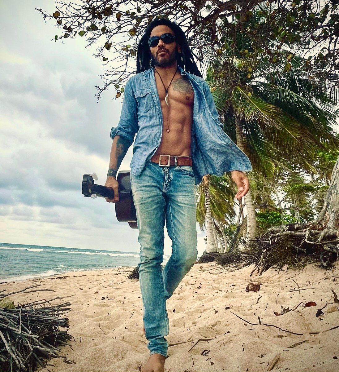 Good Lord ~ be still my beating heart!  THIS is what 60 - yes 60 looks like on the ultra cool @LennyKravitz ~ the singer - songwriter and actor celebrates his 60th trip around the sun today and he looks mighty fine! Ladies, you are welcome 😉#lennykravitz #americanwoman #flyaway