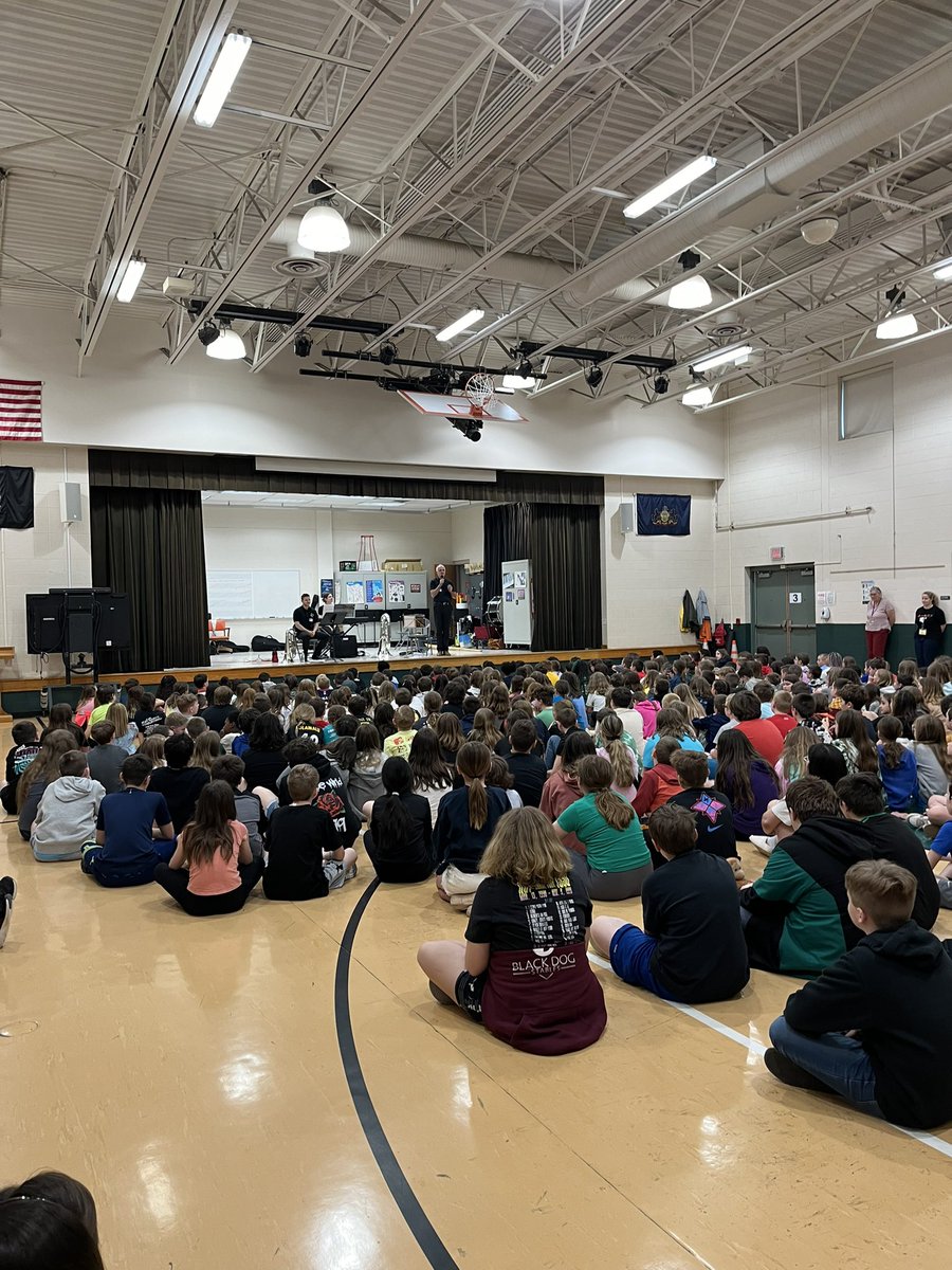 MrsVanEU's tweet photo. East Union was lucky enough to have @rivercitybrass perform for us on our very own stage! 💚💛 Special thanks to the Alle-Kiski Arts Consortium for providing us with this opportunity! 🎷🎺@deerlakessd https://t.co/vbeBEP2c7K