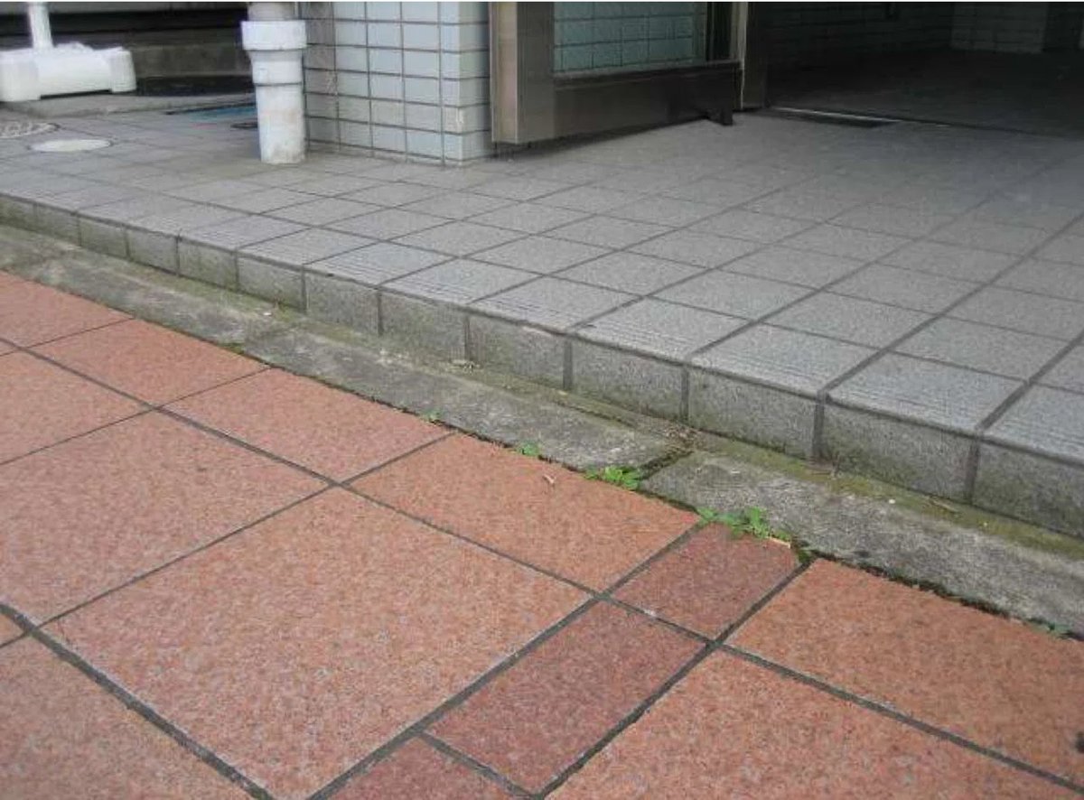 namikishida's tweet photo. 【母に死んでもいいよと言った話】
高校２年生のとき、わたしは

「ママ、死にたいなら死んでもいいよ」

って、母に言いました。

ひどい娘だと思いますよね。
わたしも、そう思います。

でも母を救うための言葉でした。
それしか見つけられませんでした。

話は少し、さかのぼりまして。

わたしが中学２年生の初夏、
父が突然死しました。

急性心筋梗塞でした。

父は建築系のベンチャー企業の経営者で、めちゃくちゃカッコよくて、めちゃくちゃ憧れてました。

でも、中学２年生って、反抗期じゃないですか。 

「うるさいなあ」「ほっといて��」

さんざん、父にぶつけました。 

あの夜も謝れないまま、父は亡くなりました。
もう、泣いても泣いても、後悔は消えず。 

わたしだけだったんじゃないかなあ。 
葬式で「ごめん」ってずっと、泣いてたのは。

父みたいな経営者になるのが、夢になりました。 
父の夢を継いで、経営者になって。 

いつか天国に行ったら、父に認めてもらおうって。 

夢をひとつも叶えない��ちに、
今度は、母が倒れました。

わたしが高校一年生の真冬のことでした。

過労でした。

いつも穏やかで、優しくて、笑ってる。
家族の太陽。それが、母だった。

だから、バカなわたしは気づかなくて。 

母が黙って、わたしの学費を稼いでくれていたこと。

大学で経営を学んで、パパみたいになりたいって、
わたしが言ってたのを知ってたらしくて。

早朝から夜中まで、母はアルバイトして、
わたしと弟にお弁当も持たせてくれた。

「ママ、ずっと専業主婦やったから、あんたらのために働いてあげれるの、嬉しいねん！」

バカなわたしは、信じていて。
本当は、しんどいに決まってるのに。

母は救急車で大学病院に運ばれました。 

ちょっとずつ意識が失くなっていって。
握ってた手の力も、どんどん弱くなって。

神様とかいねえんだな、って、思った。

病名は、突発性の大動脈解離。
大きな動脈が���々と破れ、剥がれる病気。

説明聞いただけで、寒気がした。

「ご家族の中で、責任者はどなたですか？」

先生に言われて、 ハッとしました。

岸田家陣営は、わたしと、弟と、祖母の三人。
弟はダウン症で、知的障害がある。
祖母は高齢で、呆然としてた。

あっ、責任者、わたしじゃん？

「お母さんは重症です。このまま手術をして、命が助かる確率は20％です」

「手術しなかったら？」

「数時間後に、亡くなります」

亡くなる。
……亡くなる？

「手術の同意書は、あなたがサインをしてください」

用紙を渡されたわたし、完全にフリーズ。
あろうことか、ね。

迷っちゃったんです。

わたし、ずっと後悔してた。
父と最期に会話できなかったこと。

やだよ。
母にもまだ、伝えたいこと、たくさんあるんだよ。

ああ、手術中に死んじゃうくらいなら、ゆっくり会話して最期を過ごした方が、良いんじゃないかなって。

頭をね、よぎってしまったんです。

悩んだ末に、高校生だったわたしは。
どうしても、母の命を諦められなかった。

同意書にサインしました。
サインしたあと、気絶しました。

手術は、10時間以上かかるって。
弟と手をつないで、待ってた。

7時間ぐらいで、
病院から電話がかかってきた。

あ、ダメだったんだって、思った。

でも、なんと、手術は奇跡的に成功。

へなへな〜って、腰が抜けた。

「手術は成功しましたが、落ち着いて聞いてください」

先生の声が暗い。

「お母さんは、おへそから下の感覚をすべて失っています」

生きるか死ぬかの、大博打みたいな手術だった。

とにかく全身の血液を心臓に送ったら、血が行き渡らなくなった下半身の神経が、壊死した。

母は一生、車いすが必��な生活になりました。

それでも、わたしは嬉しかった。
母が死ななかった。
それだけで良かった。

「助かってよかった。奈美ちゃん、ありがとう」

集中治療室で目を覚ました母も、笑ってくれました。

わたしたちはまだ、知りませんでした。

歩けていた人が歩けなくなるのは、
想像を絶する苦しみでした。

母、起き上がるどころか、
寝返りすら一人で打てなくて。

ベッドから車いすに移るまでも数ヶ月。
二年かかっても、退院できませんでした。

そんな状況でも母はやっぱり、笑っていて。

「リハビリがんばって、はよ家帰るからね」

そんなの、ぜんぶ嘘だった。

学校帰りにお見舞いに行き、帰ろうとした日のこと。
病室に携帯忘れてしもうて。

取りに戻ったら、母の病室から、
泣き声が聞こえてくるんです。

尋常じゃない鳴き声が。

まさか、母じゃないだろうと思ってたら。
母でした。

泣きながら、看護師さんに話してました。

「もうイヤです、リハビリなんかしたくない」

えっ？

「歩けへんのは、人やなくて、物になったのと同じ。自分のことすらできへんわたしが、子どもたちにしてあげられることなんて、なにもない！」

もうね、一歩も動けなくて。

母が泣き叫ぶ。

「歩けないなら、死んだほうがマシでした」

ドゴォッ、って。
後ろから頭を殴られたような気がした。

その瞬間、頭に浮かんだのは、

「わたしのせいだ」

でした。

わたしが。
あの時、同意書にサインしなかったら。
母に生きてほしいと願わなかったら。
死ぬより辛い生き地獄を、母は味わずに済んだ。

どうしよう。
取り返しがつかないことをした。
わたしのせいだ。

強烈な焦りと後悔を、母には言い出せませんでした。

ある日、母に外出許可が降りました。
チャンスだ。
少しでも元気になるかもって、わたしは母を街へ連れ出しました。

母の車いすを、わたしが押して。
母も最初のうちは、ウキウキしていて。

よっしゃ！これで元気になるかも！

けど、世の中は甘くなかった。

どんどん母の顔が曇っていく。

カフェ。レストラン。服屋さん。
母とか良い慣れてたお店、全部、入れない。

全部、階段があるの。
びっくりするよ。

歩いてる時、全然気にならなかった段差。
たった10cmぐらいの段差。
母の車いすじゃ、登れなかったの。

人混みで、車いすは何度もぶつかって。

「ごめんなさい」
「通してください」

気がついたら、周りの人たちに謝ってばかり。

ようやく車いすで入れるカフェを見つけた。
身も心も、クタクタだった。

席につくなり、母が泣き出した。

「ごめん。奈美ちゃんにずっと言えなかったことがある」

ああ、ついに。

「ママ、もう無理かもしれん。ずっと死にたいって思ってる」

母が初めて、わたしに見せた涙だった。
わたしは、前に病室で見たけど。
いつか言われるってわかってたけど。

目の前で、大好きな人が、絶望してる。
どんな慰めの言葉なら、届くと思う？

「がんばろう」「そん��こと言わないで」

とかとか、最初は言おうと思ってた。

でも、泣き崩れる母を見たとき、
励ましなんてなにひとつ届かないってわかった。

励ましは、絶望している人を、突き放す。

どうすればいいかって、
わたしにはもう、ひとつしかなくて。

「いいよ」

一緒に絶望する。
それしかなくて。

母と同じ絶望まで、わたしが落ちていくしか。
だって、母をこんな目に合わせたのは、わたし。

「ママ、死にたいなら死んでもいいよ」

母に寄り添える、たった一つの返事でした。

「死ぬよりつらい思いしてるの、知ってる。だから死んでもいい」

母が顔を上げて、目を丸くしていました。
時が止まったようでした。

ああ、母、死んじゃうんだ。

……イヤだなあ。

情けないことに、わたしの心が叫びました。
やっぱりイヤだ。死んでほしくない。

なんやねん。
なんでこんな、ママみたいな人が、
死にたいって思わなあかん世界やねん。

「死んでもいいから、もうちょっとだけ待って。時間をちょうだい。わたし、ママが生きててよかったって、思えるようにするから」

「え？」

「まかせて。２億パーセント、だいじょうぶやから」

返事を聞くのが怖くて、わたしは、
注文したパスタをバクバク食べました。

母は、死にませんでした。

あとから母に聞いたら、

「あの時、なんてこと言うてしもたんやろうって、後悔してん。せやけど、まさか、死んでもええよって言われるとは思わんくて、びっくりした……」

そりゃ、そうだわ。

「でも、不思議やな。死んでもええって許されたら、生きたくなった」

母は、２億パーセント、だいじょうぶという言葉にも感動していました。

今やから言うけど、ごめんなさい。

あの日、カフェにいたわたしの視界には「宝くじ ドリームジャンボ２億円」のポスターがあったんです。

なんとかして母を説得しないと、と狼狽するわたしに、飛び込んできた数字。

それが２億。
2億円の、2億。

人は追い込まれると、思いつく限りの一番大きい数字を言うんですね。

それからわたしは、大学在学中に、車いすに乗る先輩たちとベンチャー企業を立ち上げて、母を雇用して、一緒に働くわけですけども。

三年後、あちこちを仕事で飛び回る母から、死ななくてよかった、と言われるわけですけども。

それはまた、別の機会に。