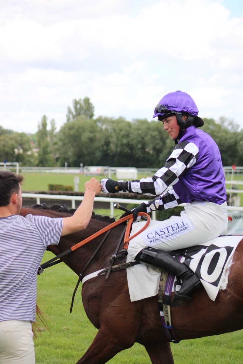 Un grand moment sur l’hippodrome de Sablé sur Sarthe où Bryony Frost vient de remporter sa première course en France 🇫🇷 

Elle est arrivée il y a quelques semaines d’Angleterre, elle a notamment remporté le Ryan Air Chase à Chelteham en 2019🔥

Bravo à tout l’entourage du gagnant