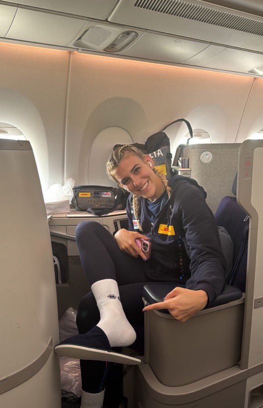 Soldaki: Dünya Şampiyonu #FileninSultanları uçağı.

Sağdaki: İtalyan Milli Takım uçağı.

Yazıklar olsun!
Bu utanç size bir ömür boyu yeter!