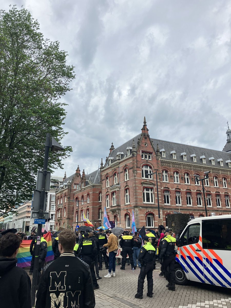 Tijdens de tegendemonstratie wordt flink wat lawaai gemaakt. Demonstranten dragen bordjes met ‘You don’t speak for all women’ en ‘Trans joy is beautiful’