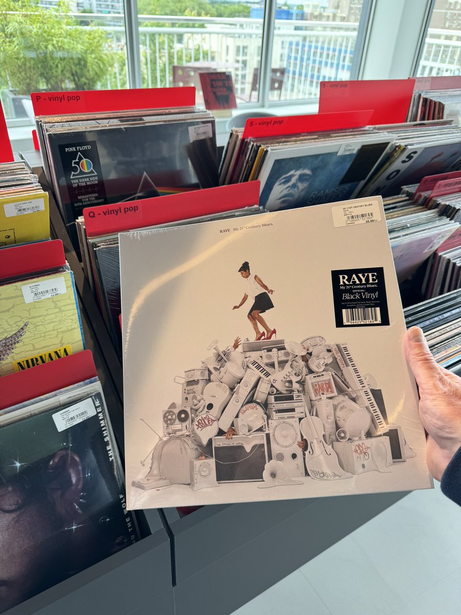 Looking forward to going to her concert on July 12, but I already got her on vinyl now. 

#raye #concert #vinyl