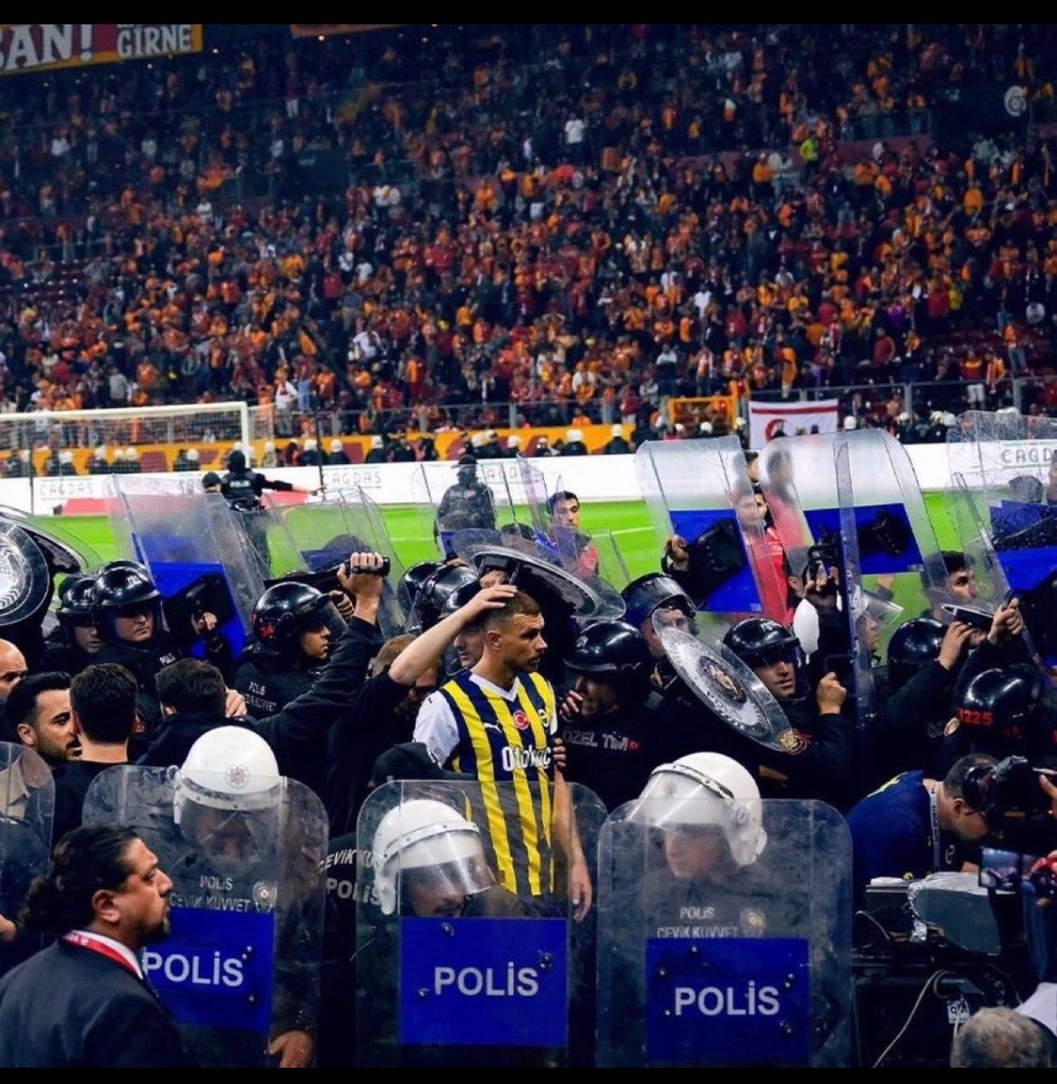 FFTVofficial's tweet photo. Yeryüzünde şampiyonluğu en çok hak eden takım! 💛💙 https://t.co/OJF6EnWAZ1
