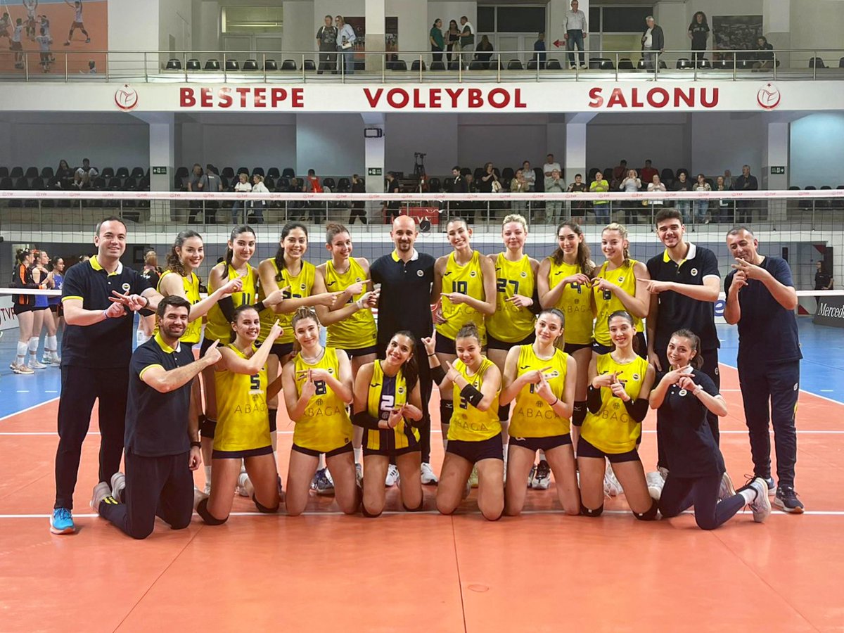 Genç Kızlar Türkiye Şampiyonası Finalleri grup müsabakaları üçüncü gününde takımımz Beta Spor Kulübü’nü 3–1 mağlup ederek Çeyrek Final’e yükseldi! 🤩 Tebrikler kızlar! 👏