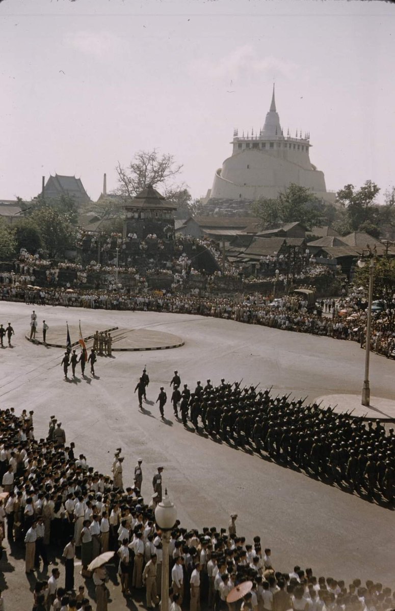 ถนนราชดำเนิน (Ratchadamnoen Avenue) กรุงเทพมหานคร (พระนคร) | Bangkok ถ่ายเมื่อปีค.ศ. 1956 (พ.ศ. ๒๔๙๙) Photographer: John Dominis Image Source: LIFE Photo Collection, United States