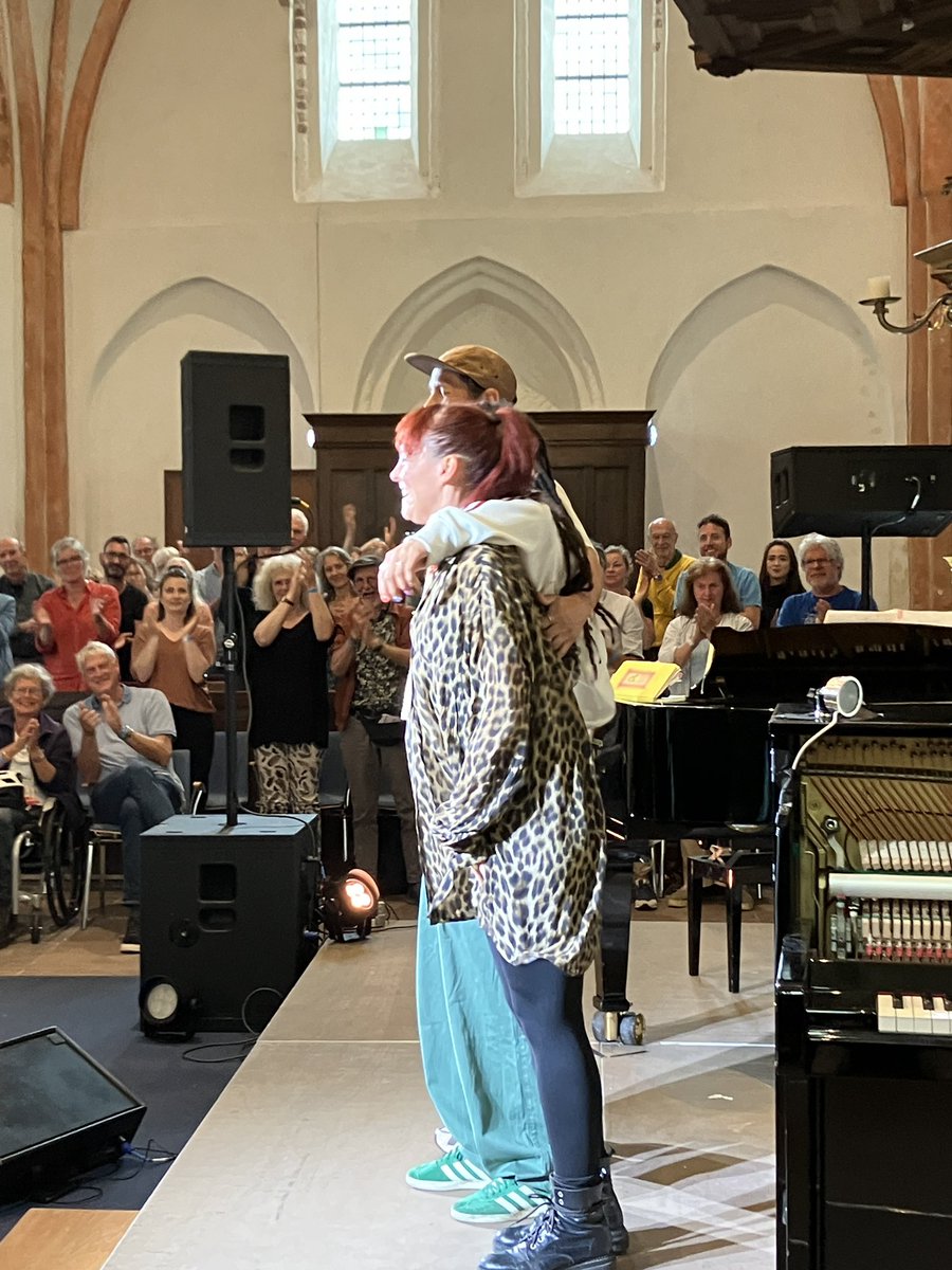 De magie als muzikanten elkaar aankijken tijdens het spelen… ✨ #Vrijplaats #DingenDoenDieJeEigenlijkNietDurft. 
Dank #JongeDame Wat enorm gaaf❣️
Nils muzikale genie. Jair Faria gouden stem.  🤘🏻💜🤘🏻 <a href="/tnhb/">Terug naar het begin</a>