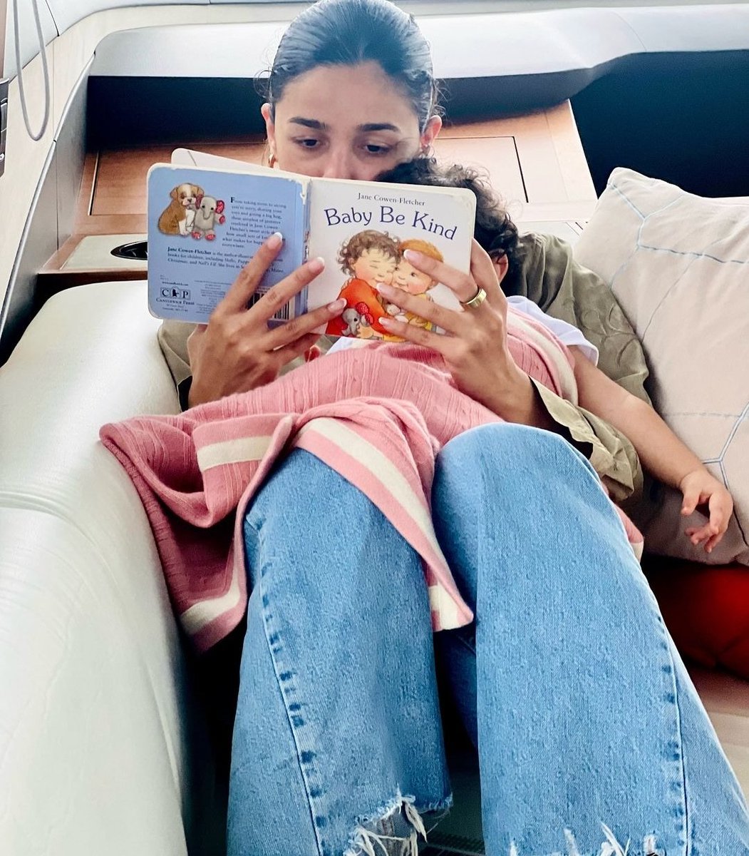 Sunday reading sesh!📖💕 #AliaBhatt shares a pic with her daughter #Raha.