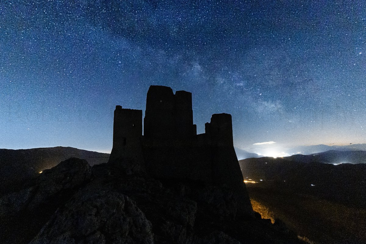 #roccacalascio #calascio #Abruzzo #Italy #laquila #constellation #nightphotography #Astrophotography #Space #nightsky #nightskyphotography #milkyway #vialattea #NASA #nightlandscape #longexposure #universe #photooftheday #picoftheday #photography #robertocastigliaphotography