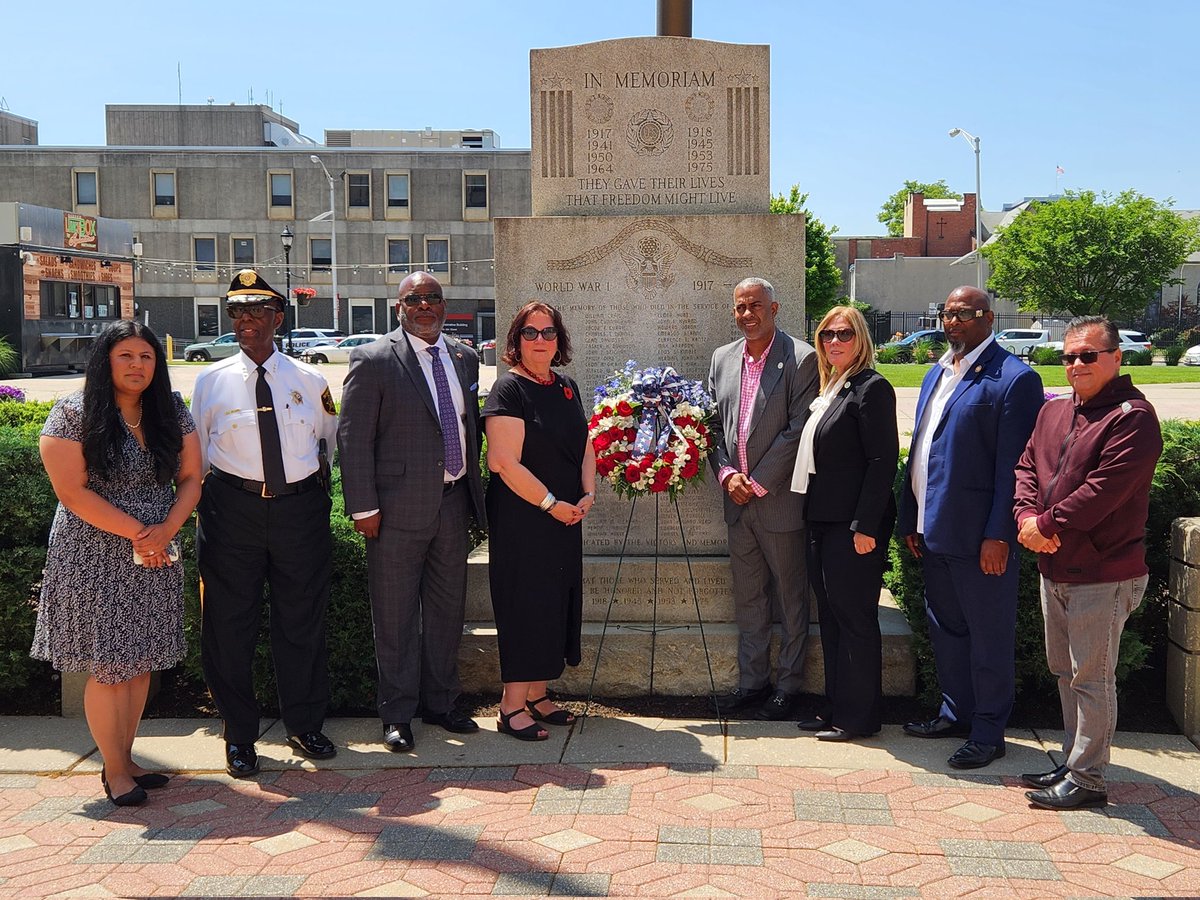 Mayor Carstarphen, Senator Cruz-Perez, County Commissioners Kane & Dyer, County Sheriff Wilson, City Council Members Fuentes, Collins & Soria-Pérez lay a wreath at the Camden City Hall War Memorial at Roosevelt Plaza Park in remembrance of military veterans who have passed on.