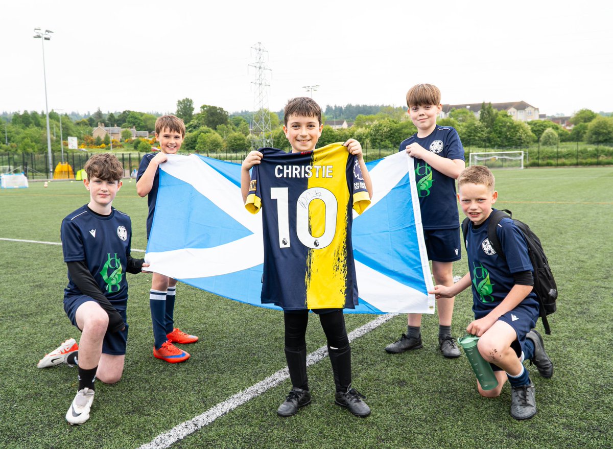 FCSonas2020's tweet image. We celebrated the @ScottishFA week of football with a special gift from a local hero. 

Thank you and good luck to Ryan Christie at the Euros from everyone at FC Sonas.🏴󠁧󠁢󠁳󠁣󠁴󠁿⚽️

#GàidhligIsOurGoal #GetOutsideGetInvolved