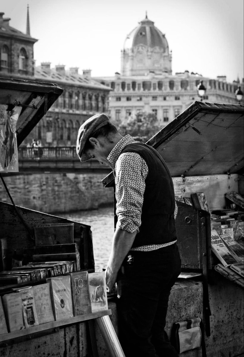 'Paris est la seule ville du monde où coule un fleuve encadré par deux rangées de livres' Blaise Cendras