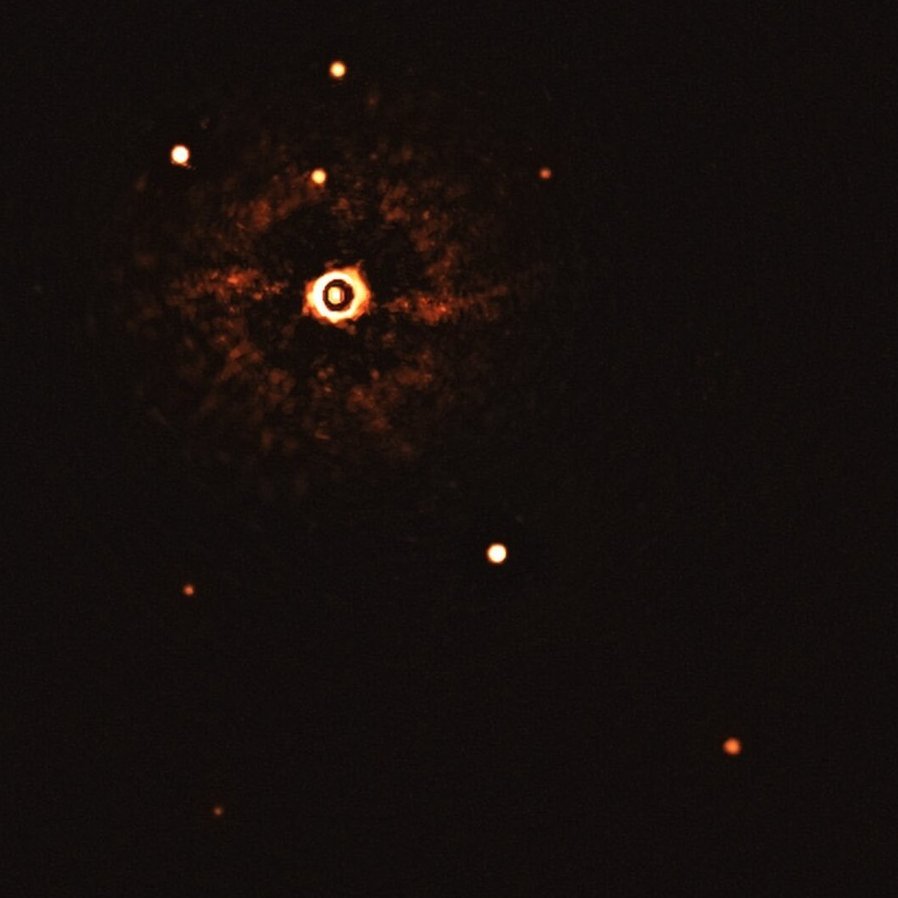 Primeira imagem direta de um sistema estelar com uma estrela semelhante ao Sol, capturada pelo Telescópio do ESO