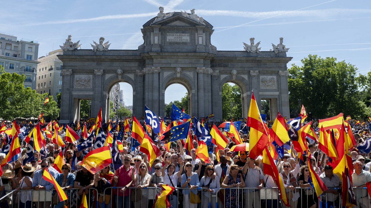 🇪🇺 #9J | Concentració contra l'amnistia a Madrid i retrets creuats per la no renovació del Consell General del Poder Judicial, temes destacats del tercer dia de campanya 🎙️ El bloc de campanya amb @LauraMonill | @radio4_rne 📻 rtve.es/a/16120092