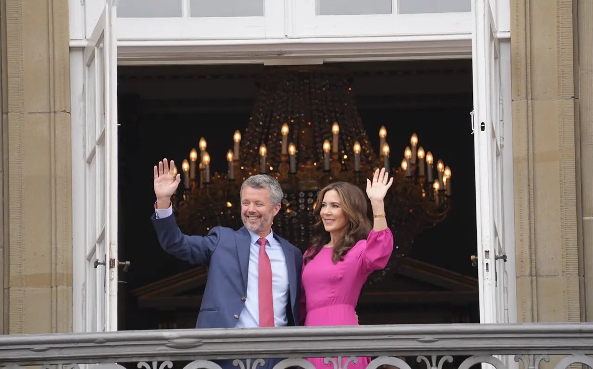 agedorgallery's tweet image. 🤴The #DanishRoyalFamily on the #balconyofpalace in #Amalienborg on the occasion of #KingFrederik X's 56th birthday

🇩🇰 From left to right: #PrinceVincent #PrincessJosephine #KingFrederikX #CrownPrinceChristian #QueenMary #QueenMargrethe and #PrincessIsabella

 #Royalbirthday