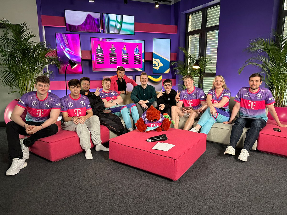 playing &gt; casting? 🤔

Live with the #Magentaetrophy
👉 twitch.tv/sunnyenough