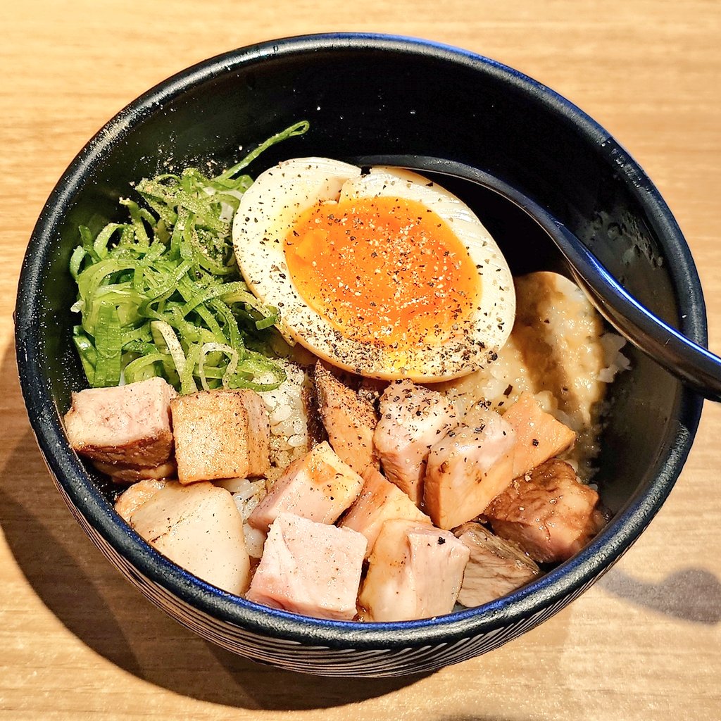 麺鍾馗 拳ラーメン直伝セアブナーラウイング 卵黄ダブル 麺大盛 肉背脂飯 丼リニューアルのタイミングで セアブナーラという挑戦状 パスタもうどんもウイング麺も 卵黄と混ぜれば美味いに決まっている 着丼 ニンニク醤油と混ぜ混ぜ いつまでも食べ続けたいという背徳の味でした ごちそうさまでした🙏