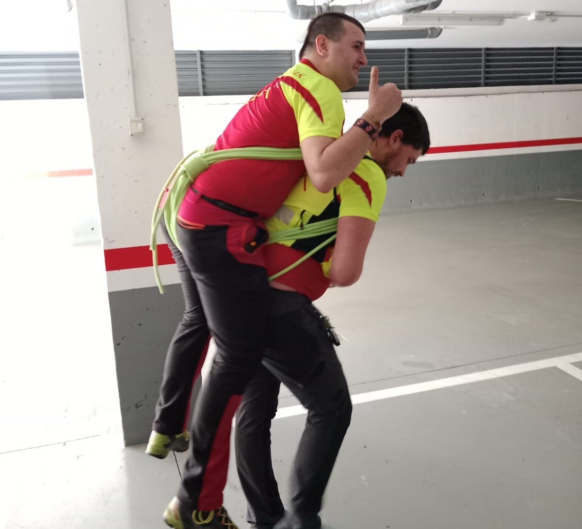 El pasado jueves realizamos prácticas internas sobre elementos y técnicas de fortuna para diferentes casos.
Nos sirve para nuestra labor y para impartir futura formación a Guías y Técnicos de Montaña.
#RiskEmergentziak