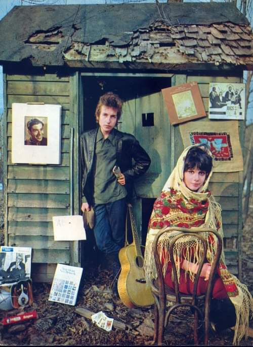 Bob Dylan et Sara Lownds, 1965. Ils ont eu quatre enfants ensemble et leur mariage est souvent cité comme l'inspiration de nombreuses chansons de Dylan des années 60 et 70, dont 'Sad Eyed Lady of the Lowlands', 'Love Minus Zero/No Limit' et 'Sara'.