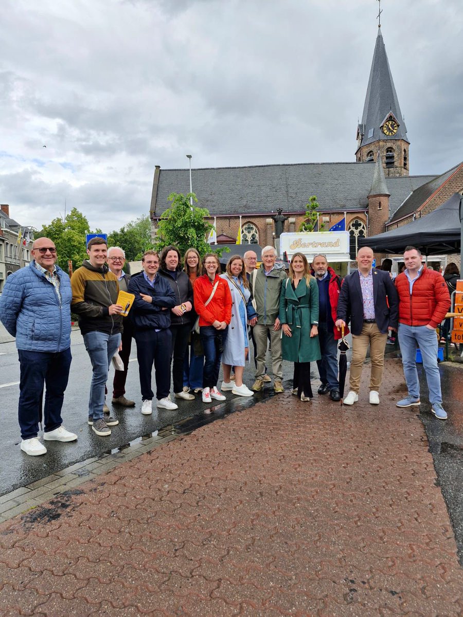 Met deze gemotiveerde kandidaten ontmoetten en overtuigden we weer heel wat mensen op de rommelmarkt in Lendelede.