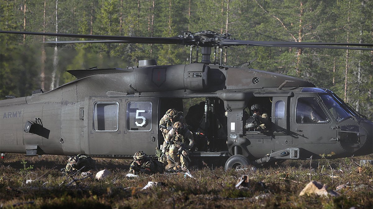 Varhain aamulla REDFOR toteutti ilmarynnäkön BLUEFORin puolustaman alueen tuntumaan. Mutta eipä tiennyt vihulainen, että panssarimiehet olivat jo valmiina ja odottamassa. Nyt viivytetään ja puolustetaan tiukasti. 🇫🇮🇺🇸
#NorthernForest24 #Rovajärvi #kaipr #maavoimat