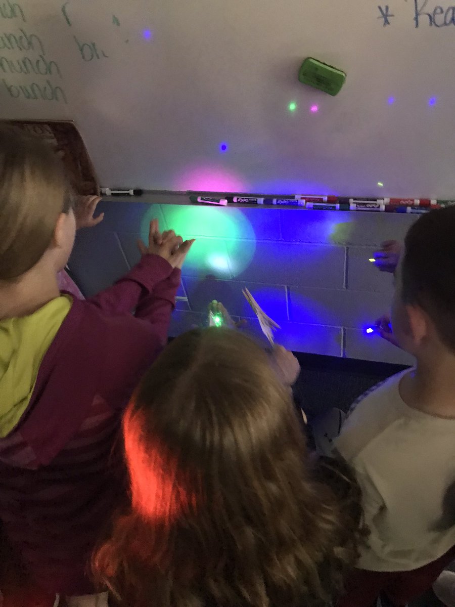 LanesaStatzer's tweet photo. Can you create a flashlight with LED bulbs, a battery, and classroom materials? Yes they can! https://t.co/XtU2dpzgbJ