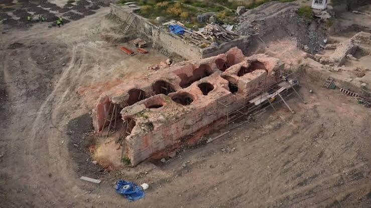 Yıkılan Cerrahpaşa Tıp Fakültesi’nin inşaat alanında yürütülen arkeolojik kazılarda Bizans devrinden kalma bir sarnıç bulundu.