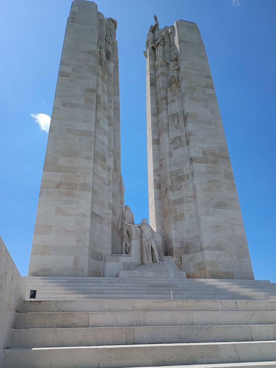 KTSHistory's tweet image. The skies cleared over the Canadian National Vimy Memorial. It remembers the 66,000 Canadians who lost their lives in the First World War. The youngest was fifteen; barely older than the students on our trip.