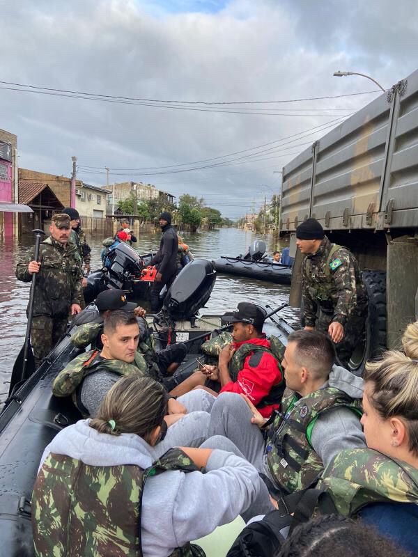 Os bairros Humaitá e Sarandi, em Porto Alegre/RS, foram muito afetados pelas enchentes, desalojando milhares de pessoas. A água ainda não baixou completamente e, os militares do 6º Batalhão de Engenharia de Combate realizam buscas e resgates p/ garantir a segurança da comunidade.