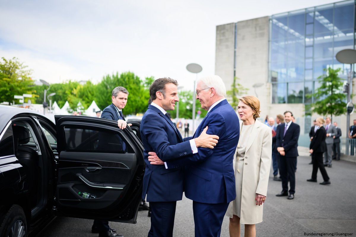 Willkommen in Berlin, Präsident Macron! Bienvenue à Berlin, @EmmanuelMacron! Bundespräsident #Steinmeier und Elke Büdenbender haben soeben 🇫🇷s Staatspräsidenten Emmanuel Macron und seine Frau Brigitte Macron empfangen. Es ist der erste französische Staatsbesuch in 🇩🇪 seit 2000.