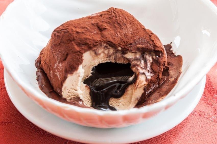 😋 𝑰𝒍 𝑻𝒂𝒓𝒕𝒖𝒇𝒐 𝒅𝒊 𝑷𝒊𝒛𝒛𝒐, già assaggiato? 🍨 È un gelato alla nocciola e cioccolato che viene modellato nel palmo della mano, a forma di semisfera con un cuore di cioccolato fondente fuso e ricoperto da una spolverata di cacao amaro in polvere e zucchero.