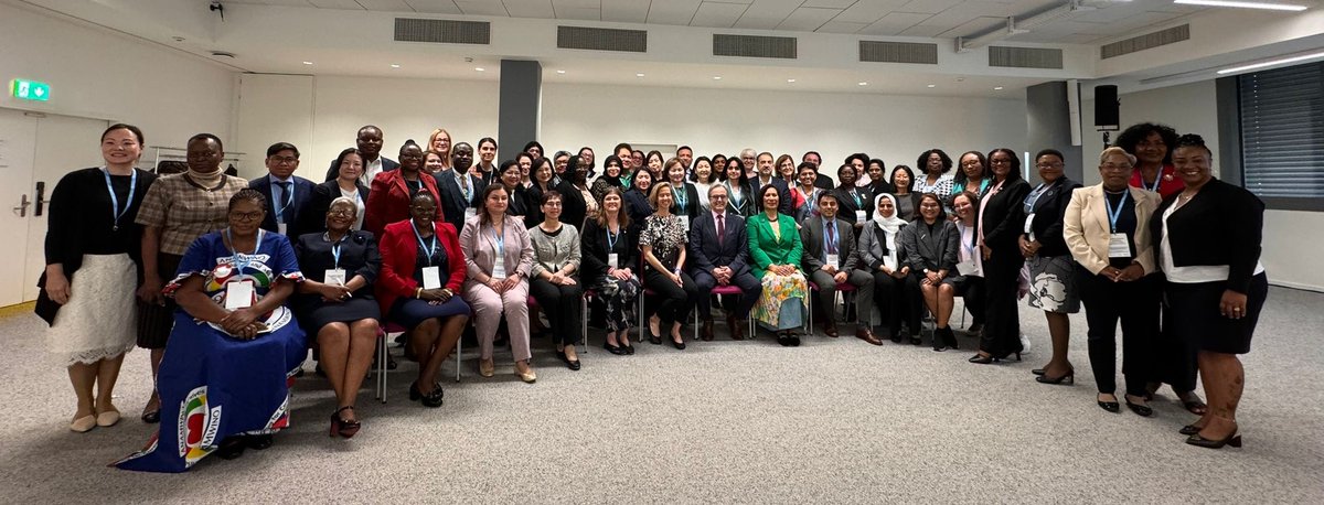 Geneva #WHA77: More countries now have a Government Chief Nursing & Midwifery Officer (#GCNMO) or equivalent tile (Chief Nursing Officer #CNO). Wonderful to meet leaders from all @WHO regions to learn of their work to improve health & ensure decent work for nurses/midwives.