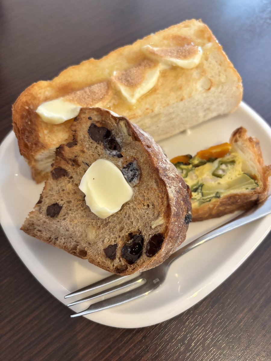 mdr_baysauna's tweet image. 岐阜のパン屋さん #rustico でランチ🍞
コーヒーについてくるモーニングプレートは
パン3種類の盛り合わせ😳
(組み合わせは人によって変わるみたい)
枝豆のコーンのキッシュは
具材たっぷりで食べごたえあり😋
テイクアウトしたチーズベーグルが
ずっと良い香りしてて幸せ…！
ごちそうさまでした✨