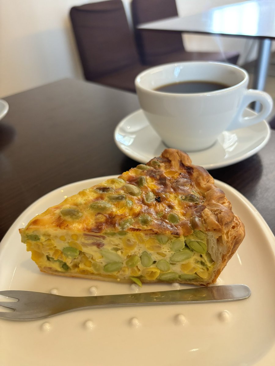 mdr_baysauna's tweet image. 岐阜のパン屋さん #rustico でランチ🍞
コーヒーについてくるモーニングプレートは
パン3種類の盛り合わせ😳
(組み合わせは人によって変わるみたい)
枝豆のコーンのキッシュは
具材たっぷりで食べごたえあり😋
テイクアウトしたチーズベーグルが
ずっと良い香りしてて幸せ…！
ごちそうさまでした✨
