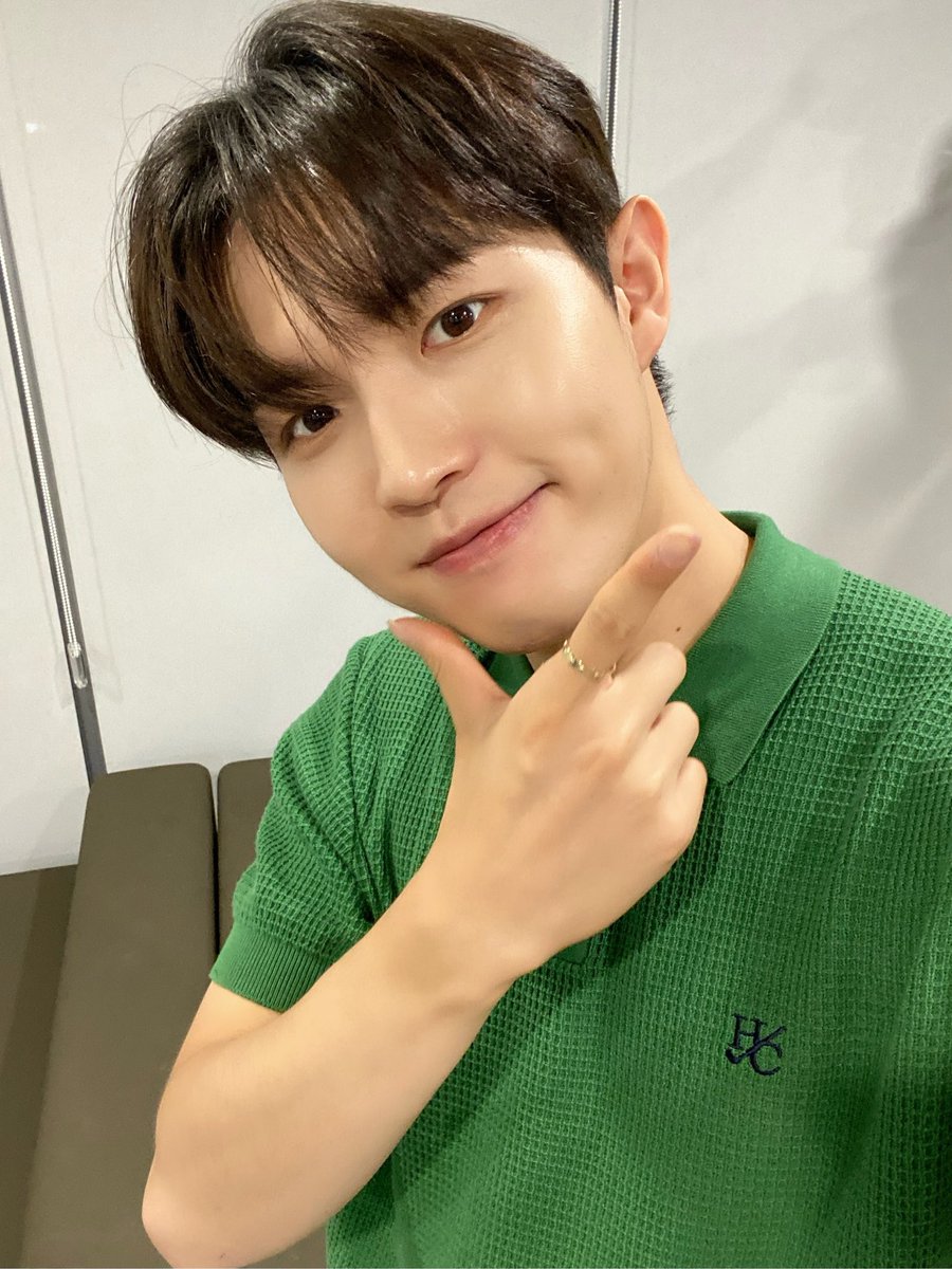 KJH_officialtwt's tweet photo. [#째니의발자국🐾] 2024.05.26 'I Adore' 발매 기념 팬사인회

#김재환 #KIMJAEHWAN #I_Adore #김재환_I_Adore #나만큼 #Amaid https://t.co/vr2vQSqqgf
