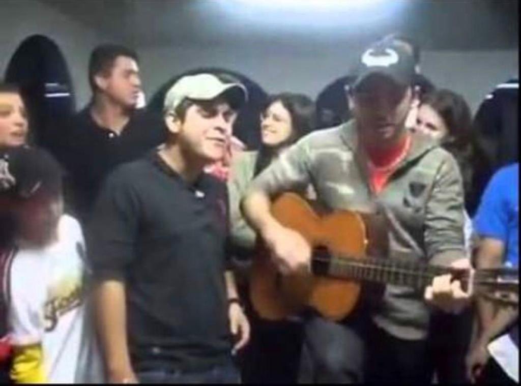 jorgeemateus's tweet photo. 19 ANOS de jornada, de sonhos compartilhados, de altos e baixos, mas sempre com a música como nossa bússola. ❤️

Hoje é dia de celebrar cada acorde!#19anos 

#jorgeemateus https://t.co/AmyH4AQma6