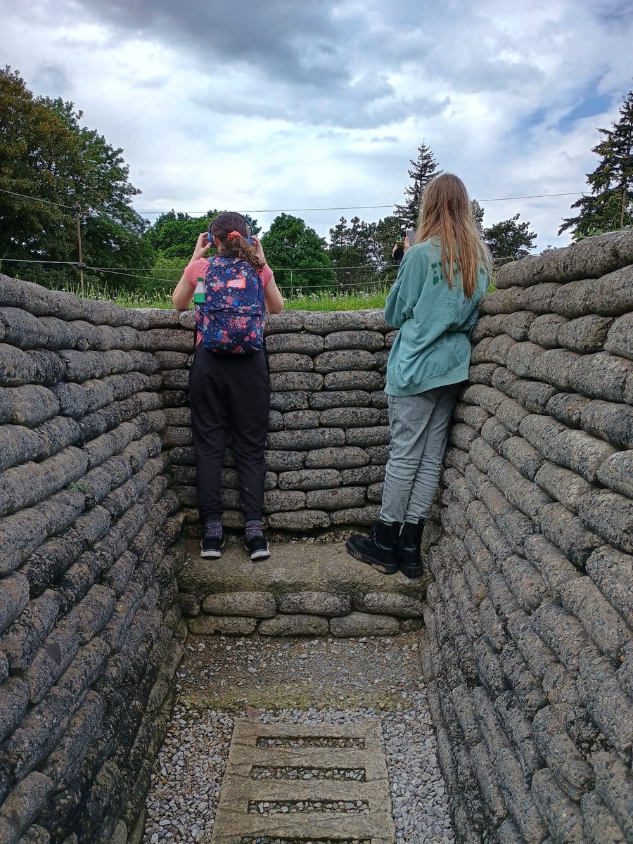 KTSHistory's tweet image. Vimy offers an excellent opportunity to see inside a well-preserved trench system. Here, students look out from the German lines over to the British lines.