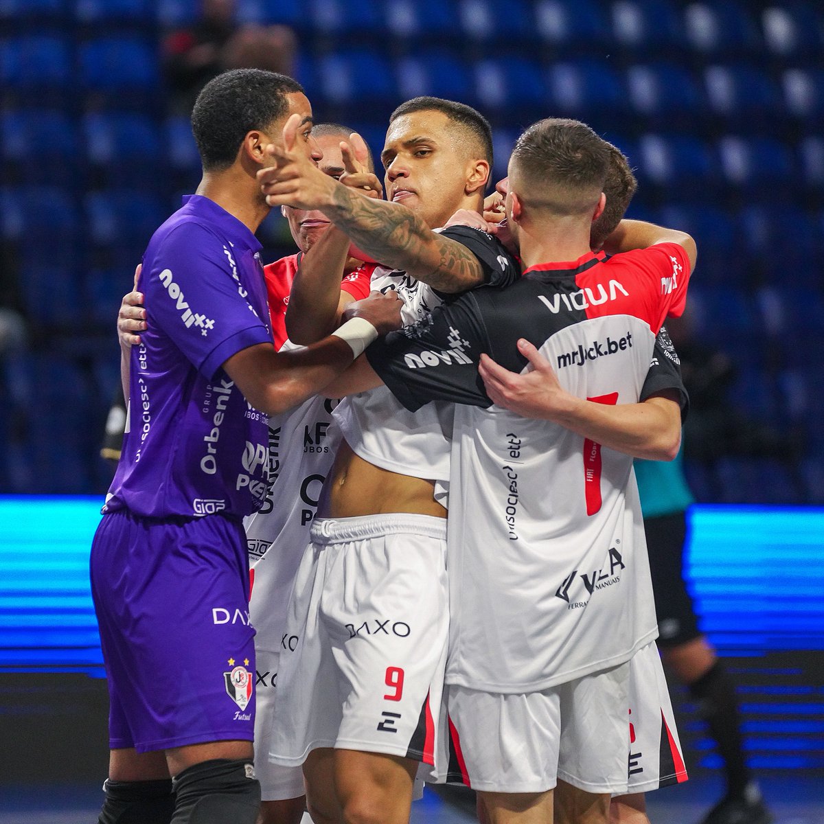 jecfutsal's tweet image. HOJE TEM FINAL! 🏆

Valendo o título da Copa Mundo do Futsal, enfrentaremos o Torpedo (RUS) às 15h na Arena Albertina Salmon, em Paranaguá/PR.

Vamos juntos em busca do título inédito, e você acompanha todos os detalhes pelo YouTube e Band Sports.

#BaseForte

📸 @mmmoreira