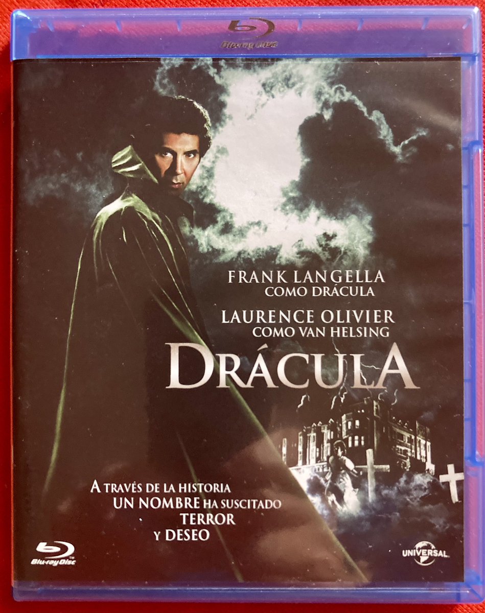 En el aniversario de la publicación de la novela de Bram Stoker regreso a una de mis versiones favoritas, el #Dracula de #JohnBadham. Adaptación de una obra de teatro que se basaba en la novela, es puro entretenimiento bien dirigido. Imprescindible la música de #JohnWilliams.